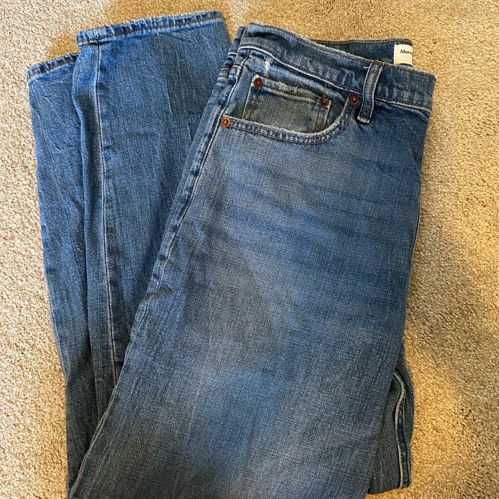 Abercrombie & Fitch The Mom high rise jeans light wash size 10R /womens 30-CUTE!
